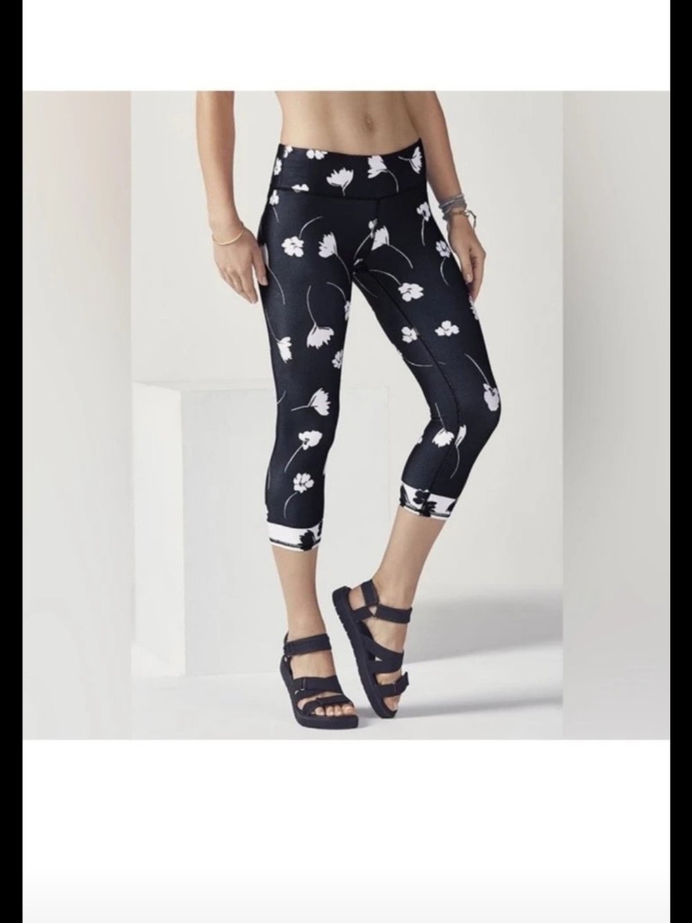 UPF+ Fabletics Powerhold CAPRI Black Floral Crop Leggings SIZE M/L